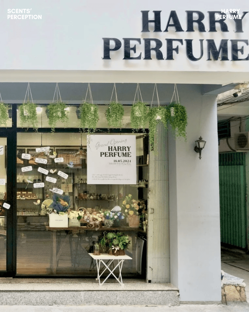Harry Perfume tạo trải nghiệm mua sắm chậm rãi và cá nhân hóa, cho phép khách thử hương trực tiếp trên da và được tư vấn theo phong cách