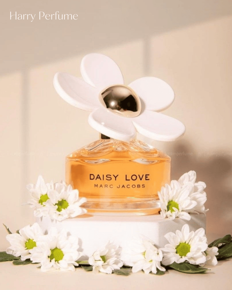 Marc Jacobs Daisy Love kết hợp trái cây, hoa và nền mềm mại, mang cảm giác trẻ trung, nữ tính, vui tươi và dễ dùng.