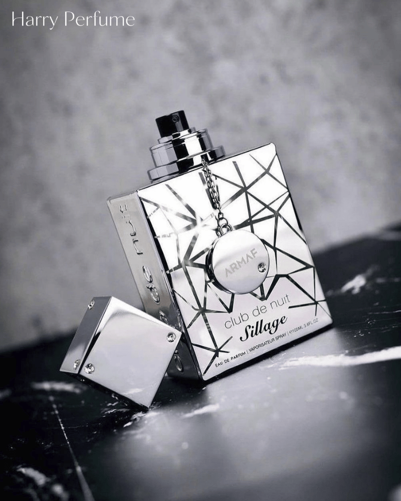 Club de Nuit Sillage mang sắc thái cam chanh lạnh, hoa sạch, xạ hương, gỗ cùng cảm giác khoáng chất, kim loại.