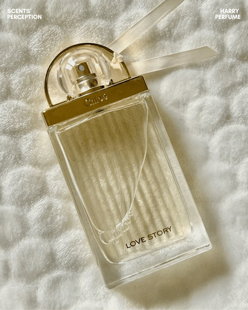 Love Story EDP thiên hoa trắng và nền gỗ, EDT xanh sáng hơn, còn Eau Sensuelle mềm mại, ấm hơn.
