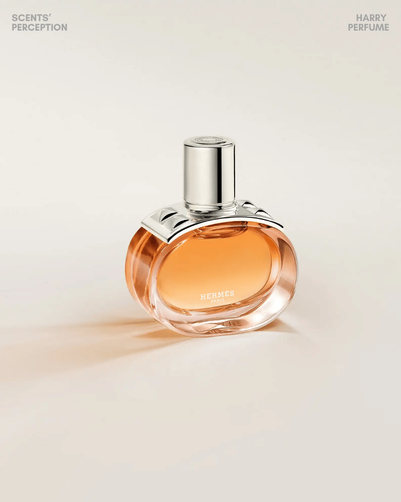 Barénia Pleine Fleur kết hợp hoa trắng, hoa cam và patchouli, tạo sắc chypre nữ tính, thanh lịch, sáng và mềm mại.