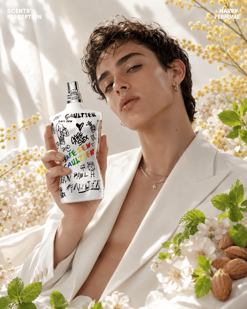 Le Male Pride 2026 dùng dáng chai thân người biểu tượng, phủ graffiti SAFE SEX táo bạo, phóng khoáng để sưu tầm.