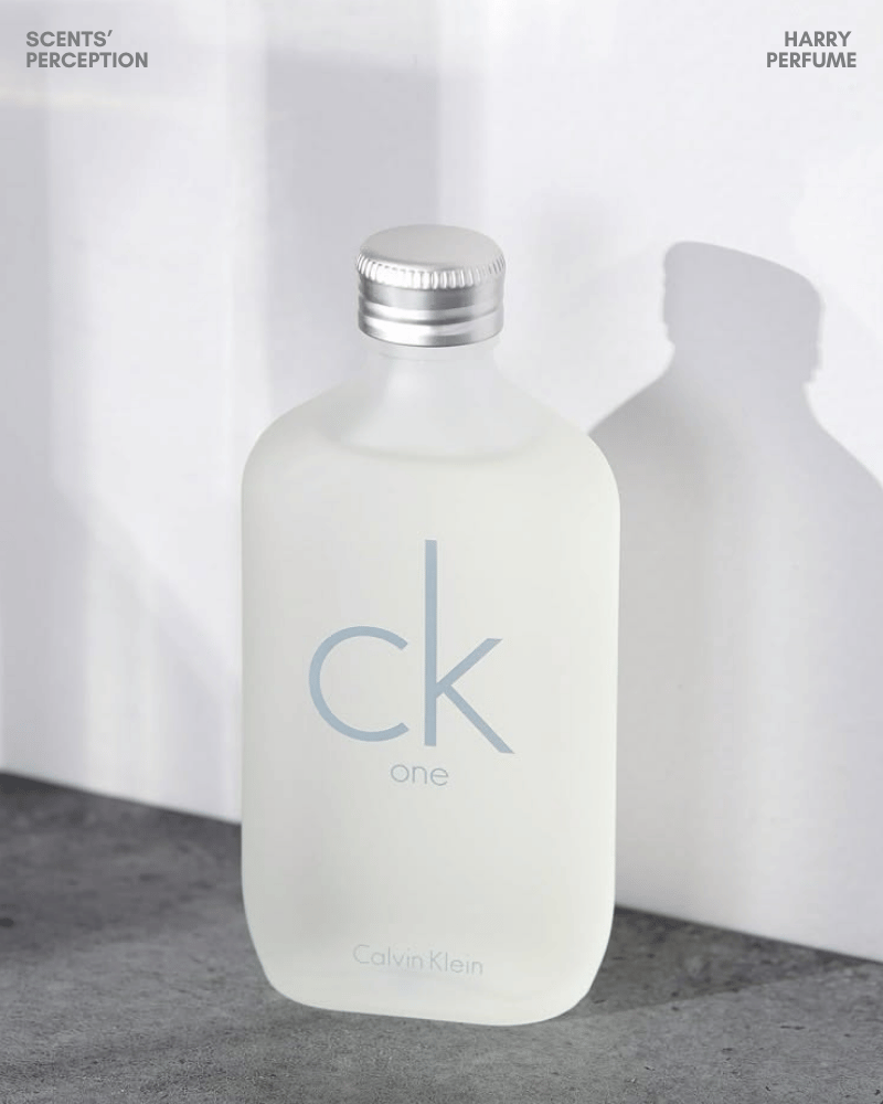 Calvin Klein CK One kết hợp citrus, green tea và musk, tạo cảm giác sạch sẽ, unisex, nhẹ nhàng, hiện đại.