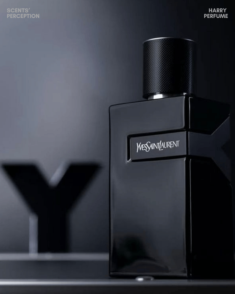 Y Le Parfum sở hữu chai xanh đêm, chữ Y bạc đặc trưng, thiết kế vuông vức, dung tích 100ml.