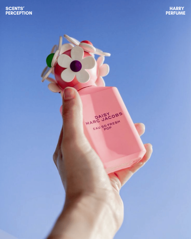 Hương citrus tươi mát hòa hoa hồng, violet và nền xạ hương, tạo thể trẻ trung, nữ tính, mềm mại.