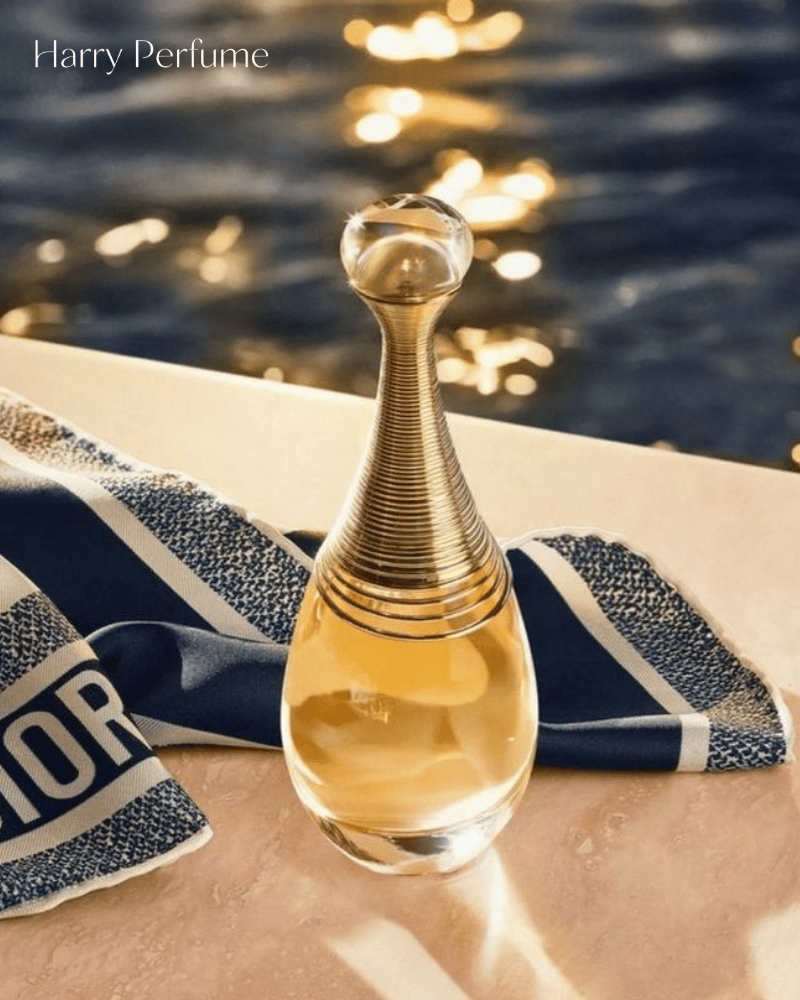 Dior J’adore là mùi hoa thanh lịch, nữ tính, mềm mại và sang trọng, phù hợp tặng mẹ dịp 20/10.