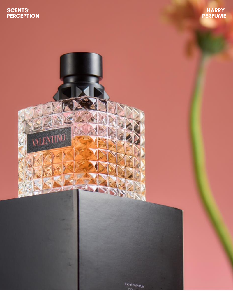 Thiết kế Rockstud, sắc hồng san hô hoàng hôn, kết hợp mạnh mẽ và nữ tính, tạo đẳng cấp cao