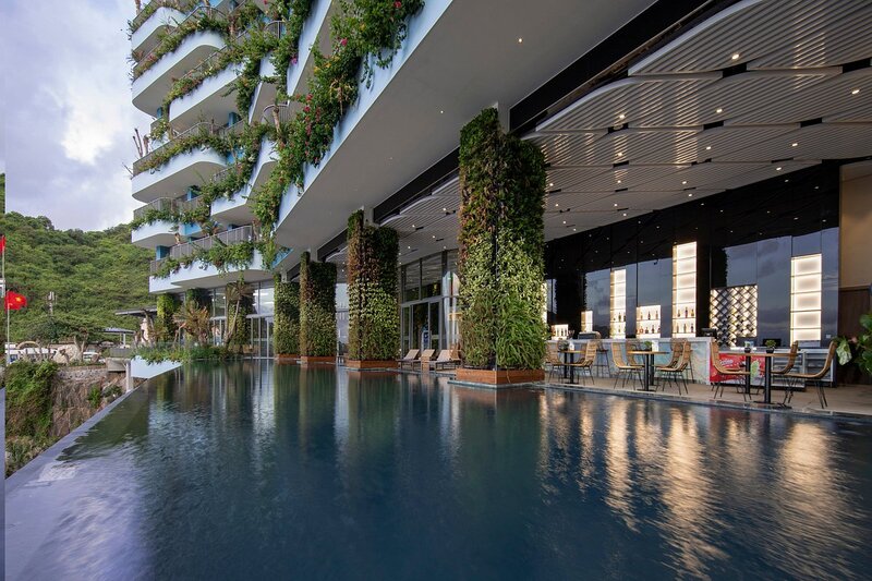 Seasons Pool Bar