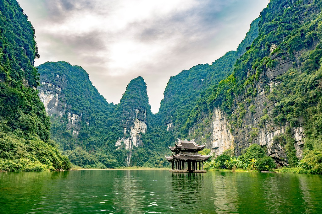 NINH BÌNH: TUYỆT TÁC THIÊN NHIÊN - NƠI CỐ ĐÔ HOÁ THƠ, NON NƯỚC BIẾN THÀNH TRANH