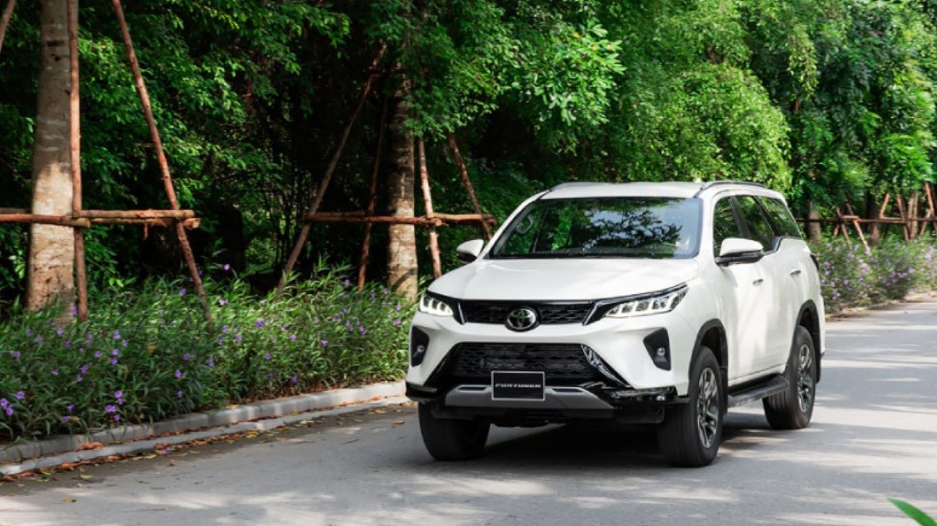 Private Car Rental Service in Hanoi (7-Seater)