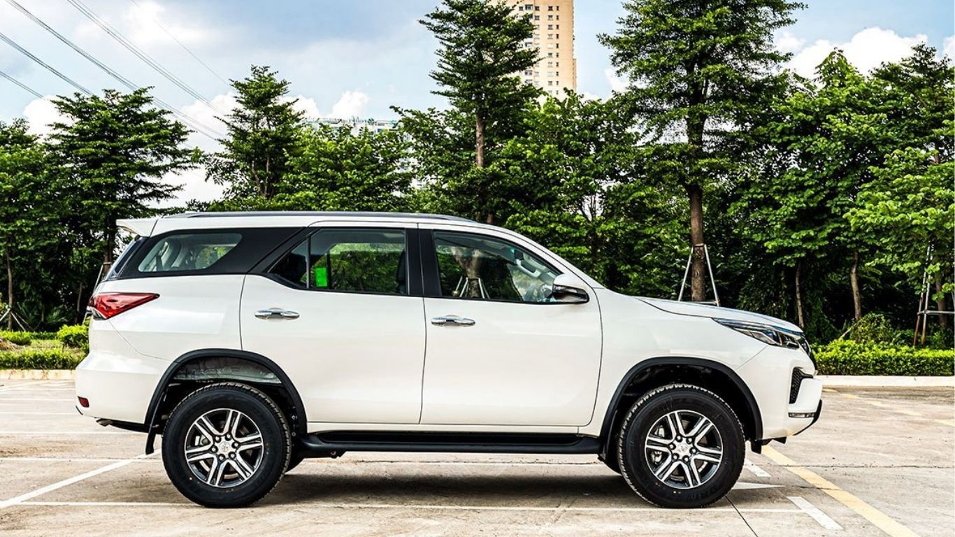 Private Car Rental Service in Hanoi (7-Seater)