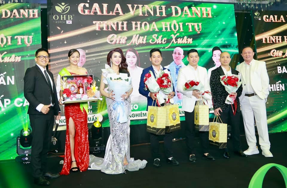 Gala Xuân đã thu hút sự quan tâm của các phóng viên từ đài truyền hình VTV9 và HTV9.