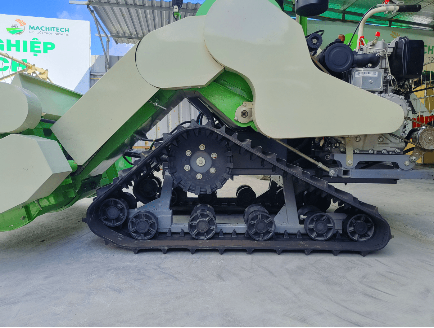 Máy gặt lúa đi được sình lầy