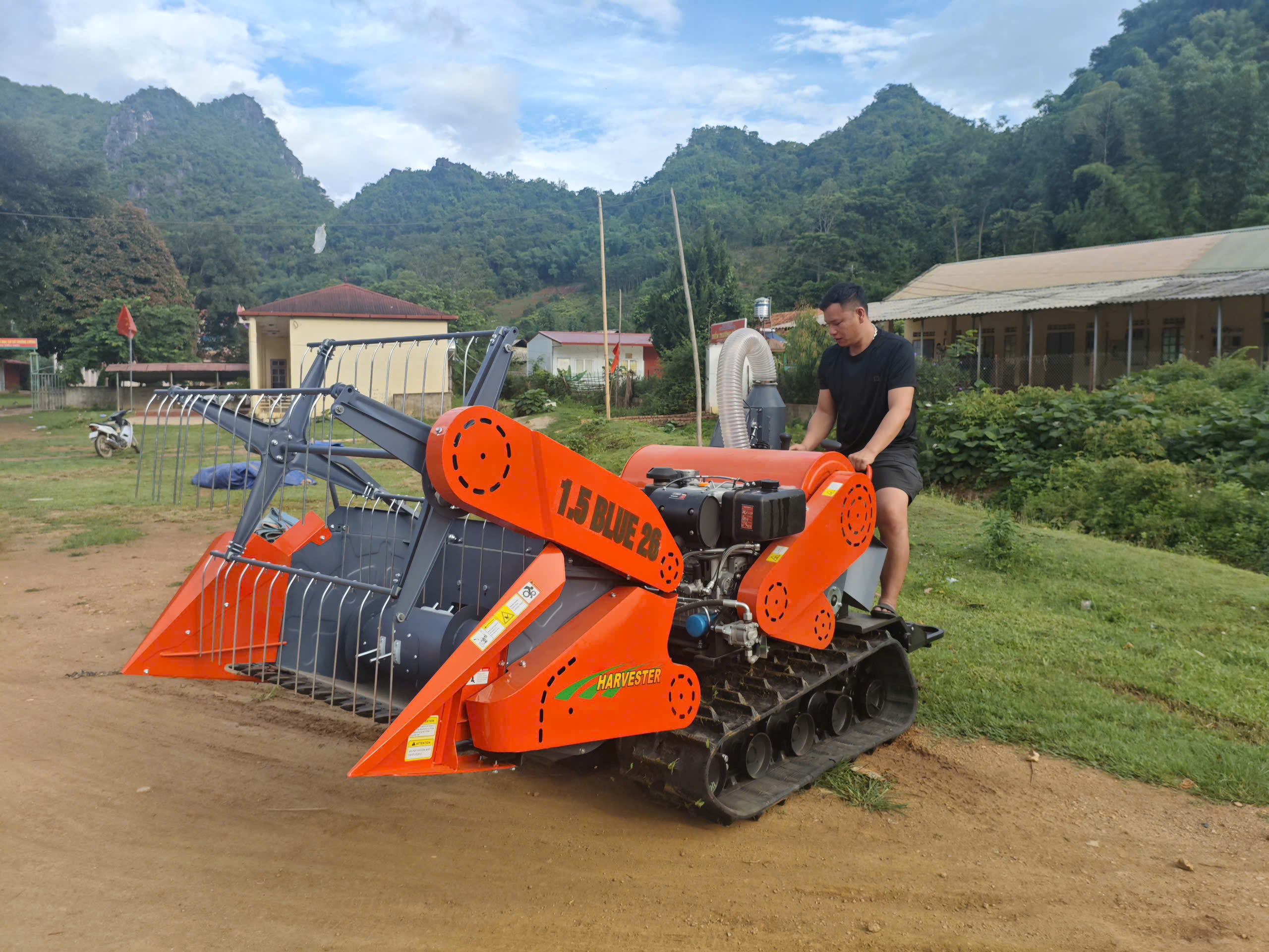 So sánh máy gặt gặt lúa mini 1.4 và 1.5