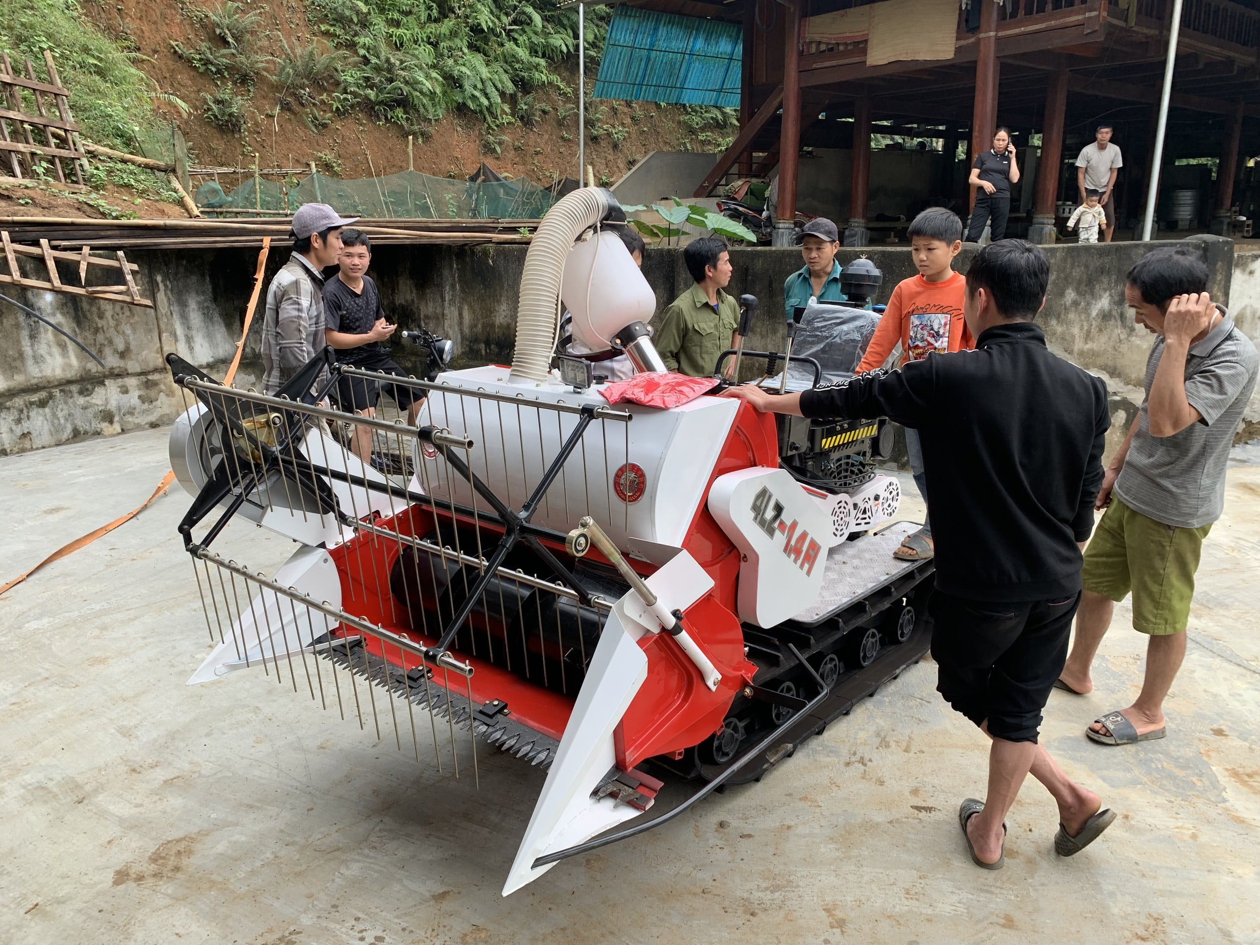 Có nên mua máy gặt lúa mini giá rẻ?