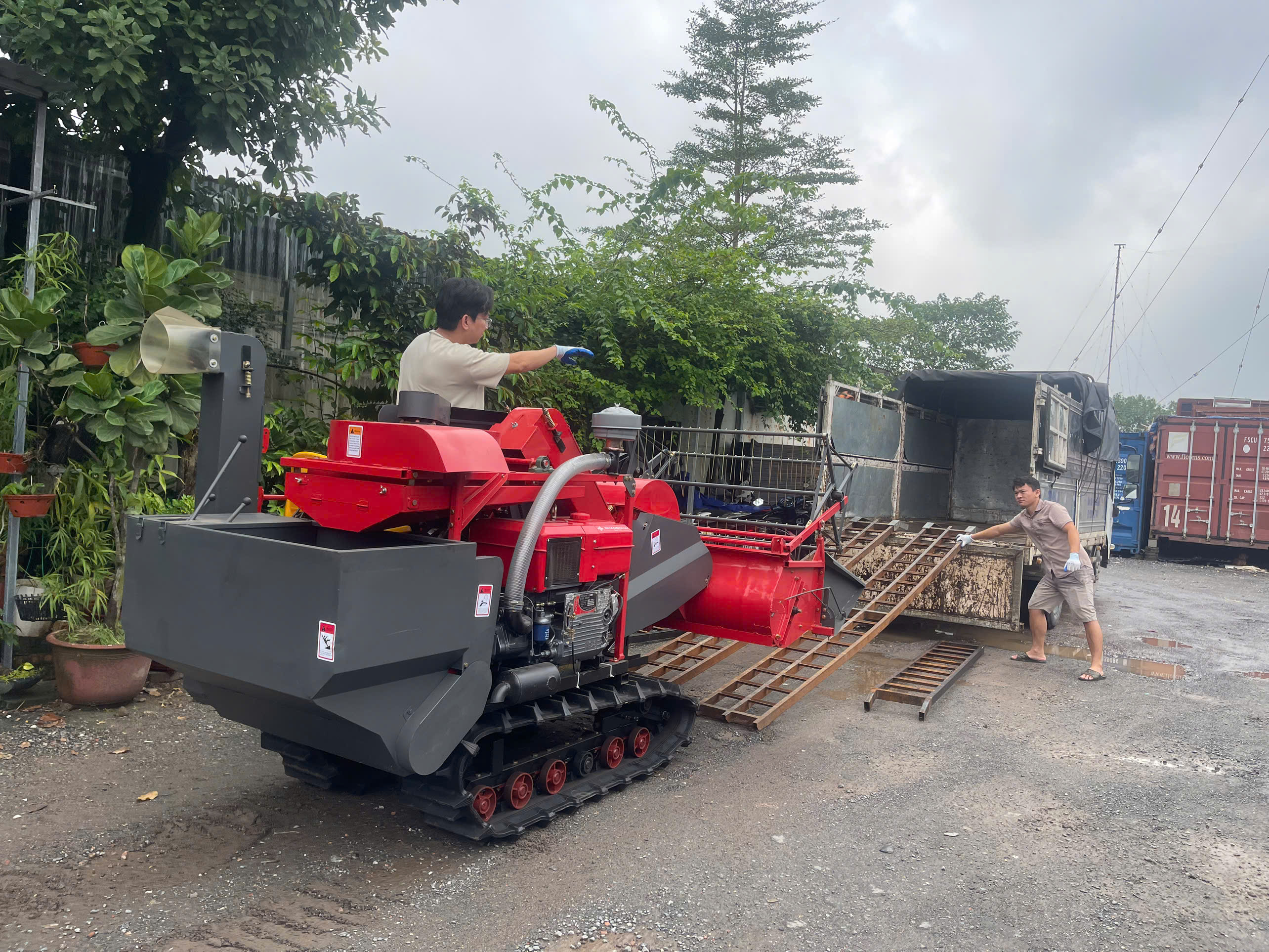 Máy gặt lúa 1.6 Cros có đi lầy được không?