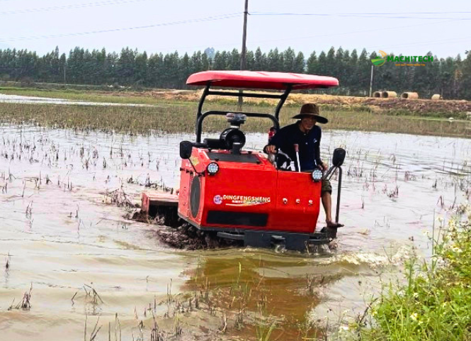 Máy xới đất bánh xích và bánh lồng loại nào đi lầy tốt hơn?