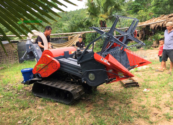 Nên mua máy gặt mini hay thuê máy lớn?