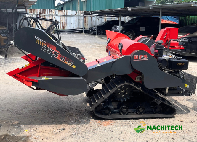 Vệ sinh máy gặt lúa mini sau khi thu hoạch