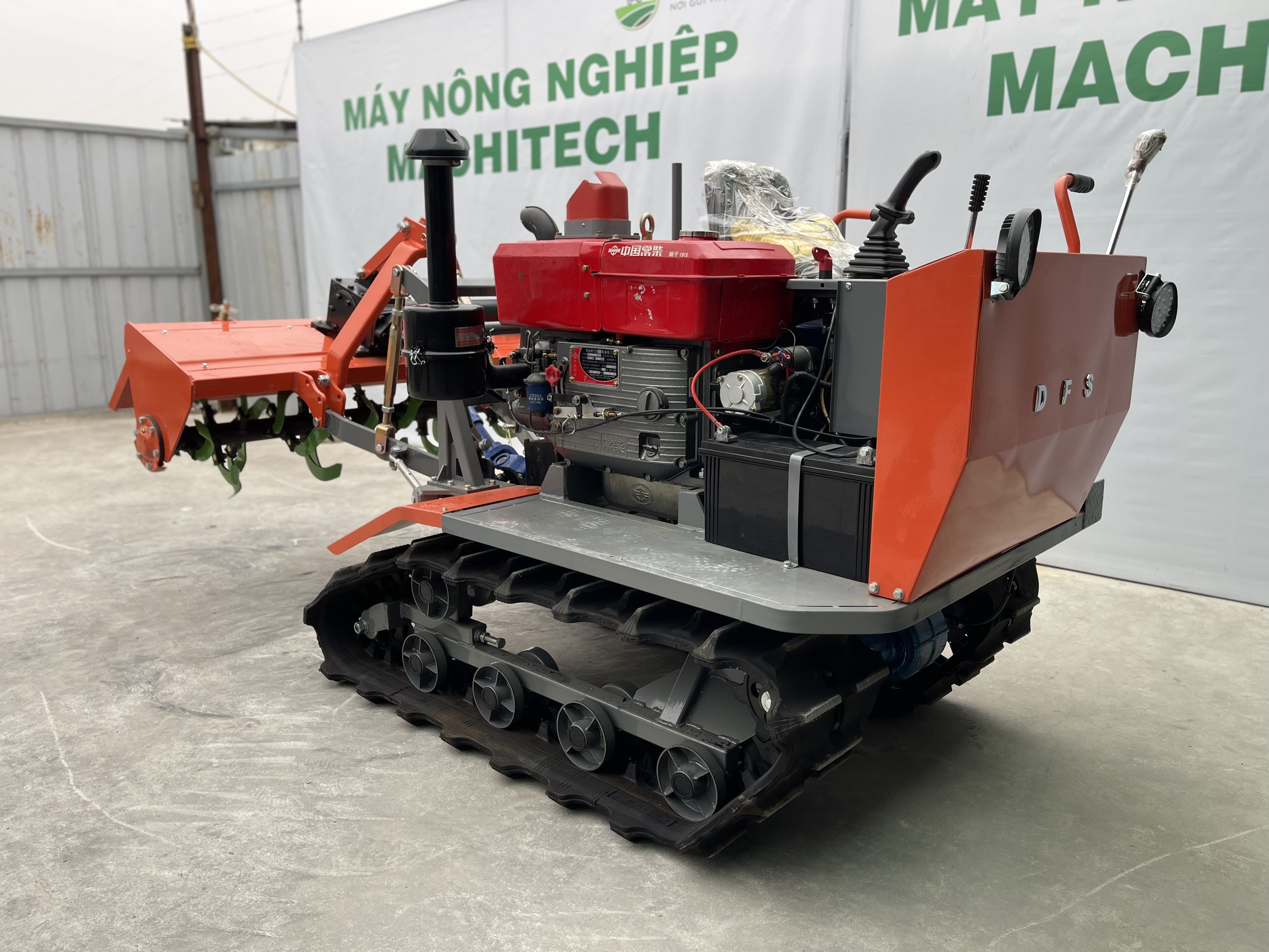 Máy xới bánh xích đa năng CBX 35 HP