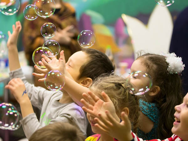 Cách làm nước tạo bọt để chơi máy chụp hình bong bóng