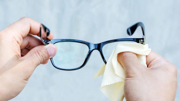 Gọng kính trong suốt bị ố vàng: Làm sao để khắc phục?