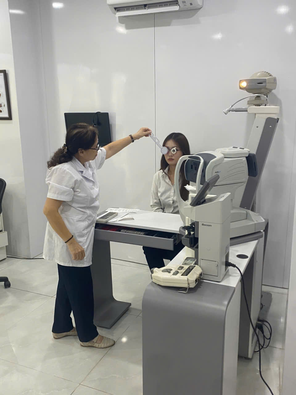 Quy trình kiểm tra thị lực và cân chỉnh kính mẫu miễn phí tại Kính Mắt Việt Tiến