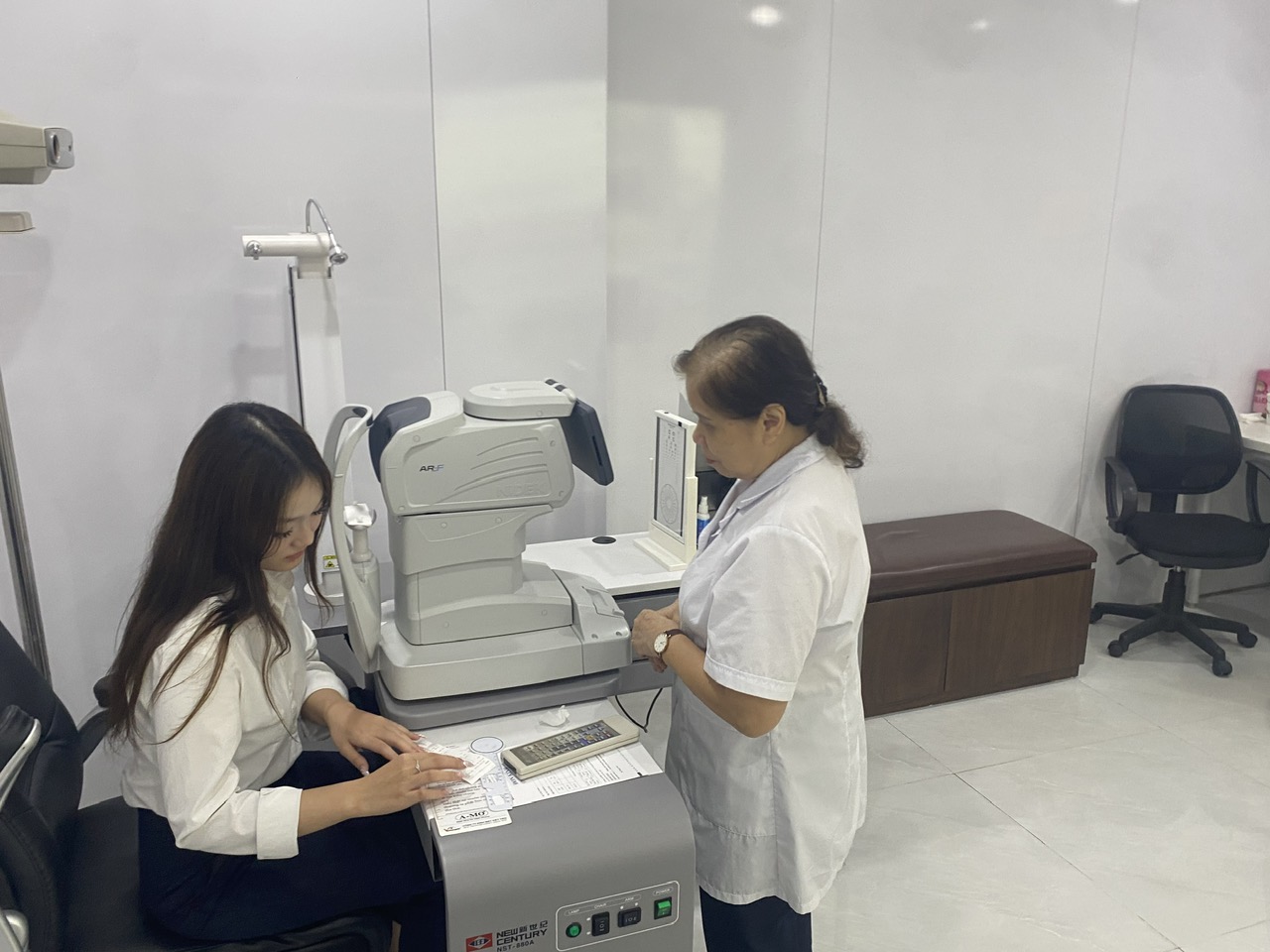 Đo khúc xạ mắt bằng máy tự động miễn phí tại Hà Nội - Kính Mắt Việt Tiến