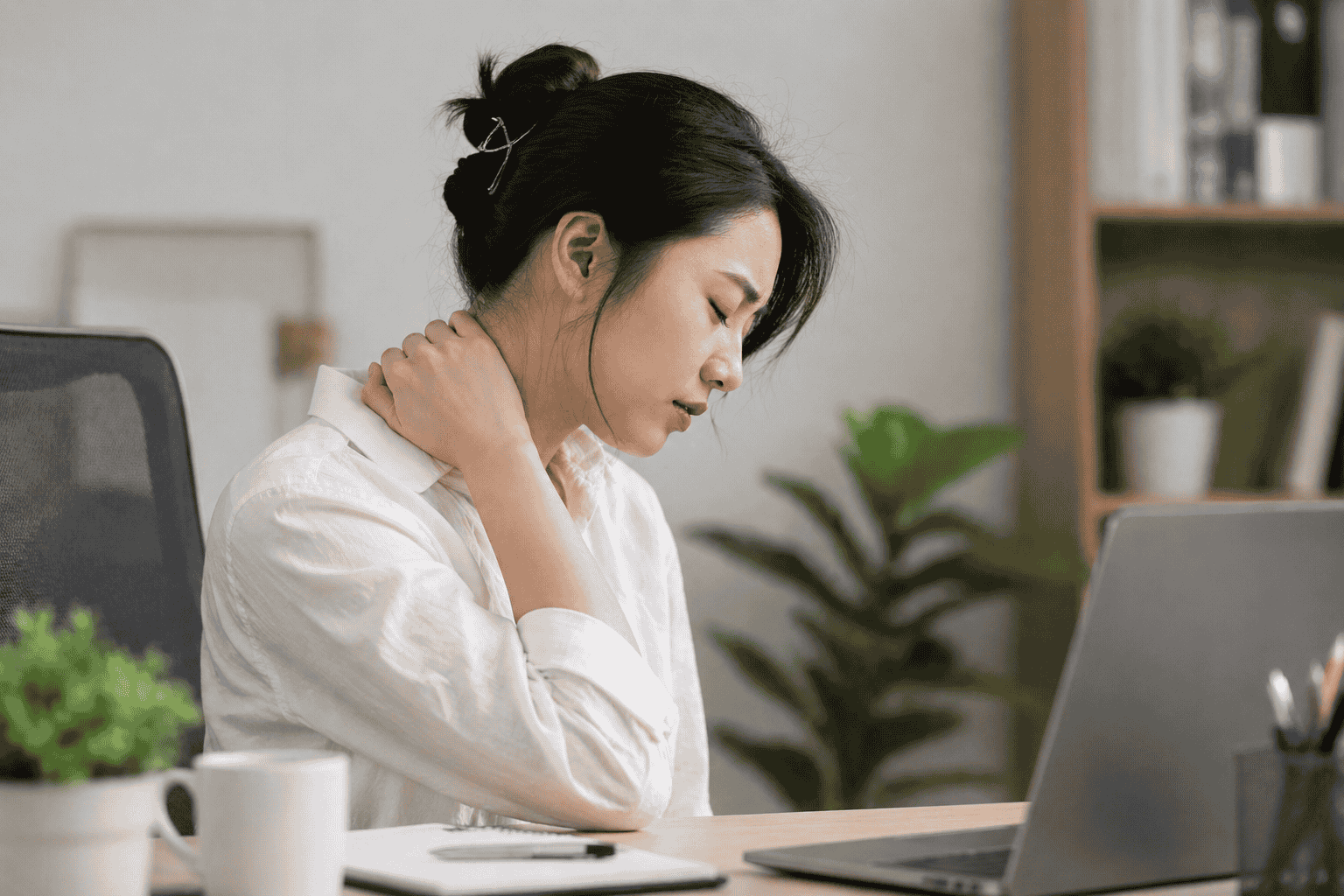 Cổ gáy căng cứng có thể làm tăng cảm giác nặng đầu và mệt mỏi.