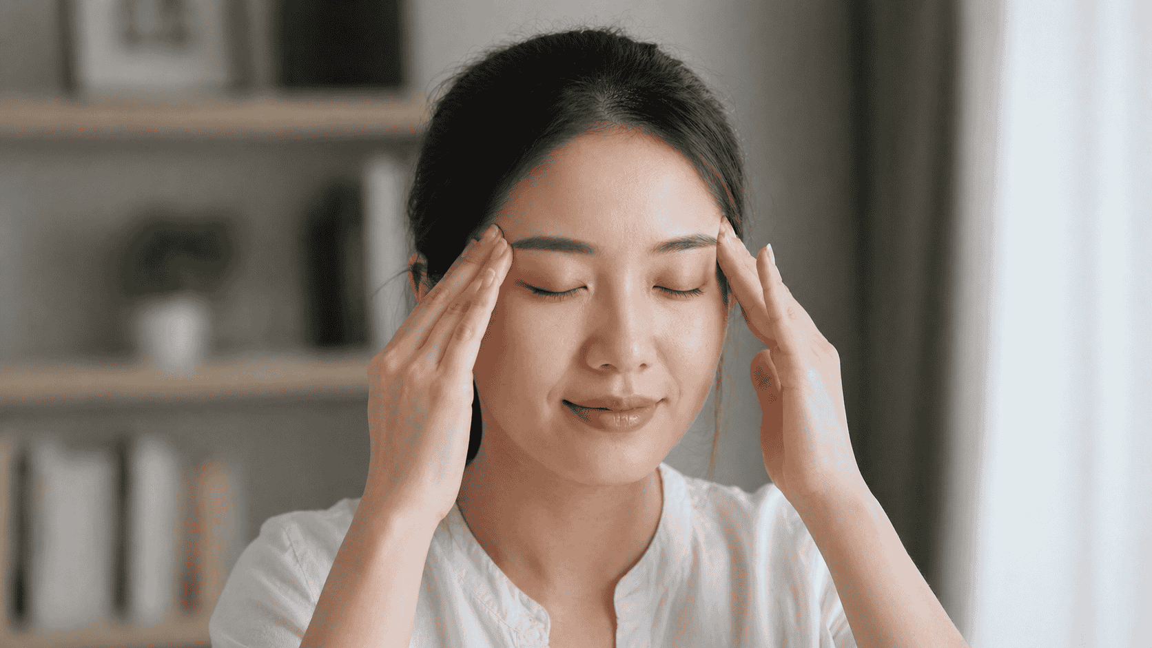 Day nhẹ vùng thái dương và trán có thể giúp thư giãn khi căng thẳng.