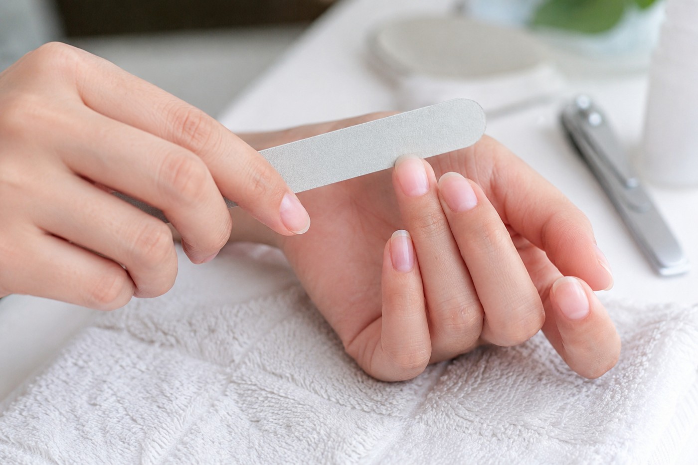 Dũa móng theo một chiều giúp hạn chế tách lớp và gãy móng.