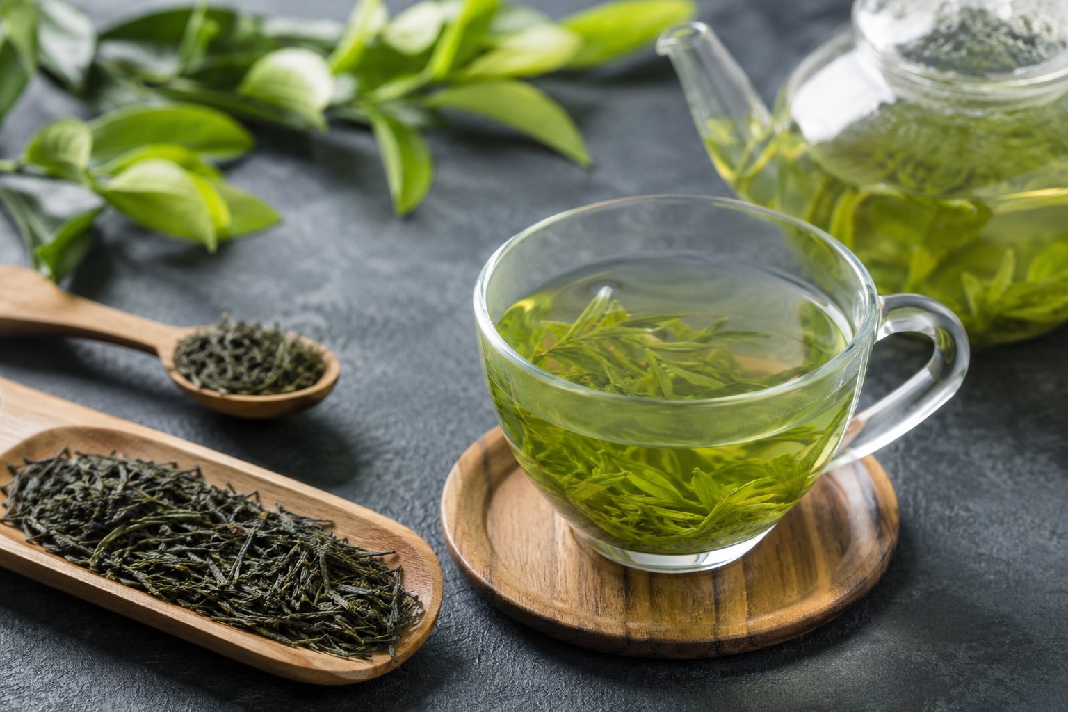 Trà xanh chứa catechin, caffeine và nhiều hợp chất thực vật có hoạt tính chống oxy hóa.