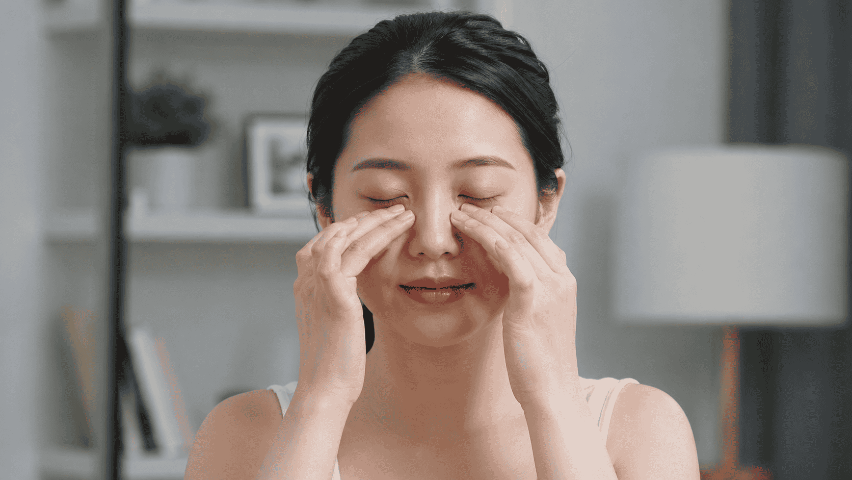 Cổ gáy căng cứng có thể làm tăng cảm giác nặng đầu và mệt mỏi.