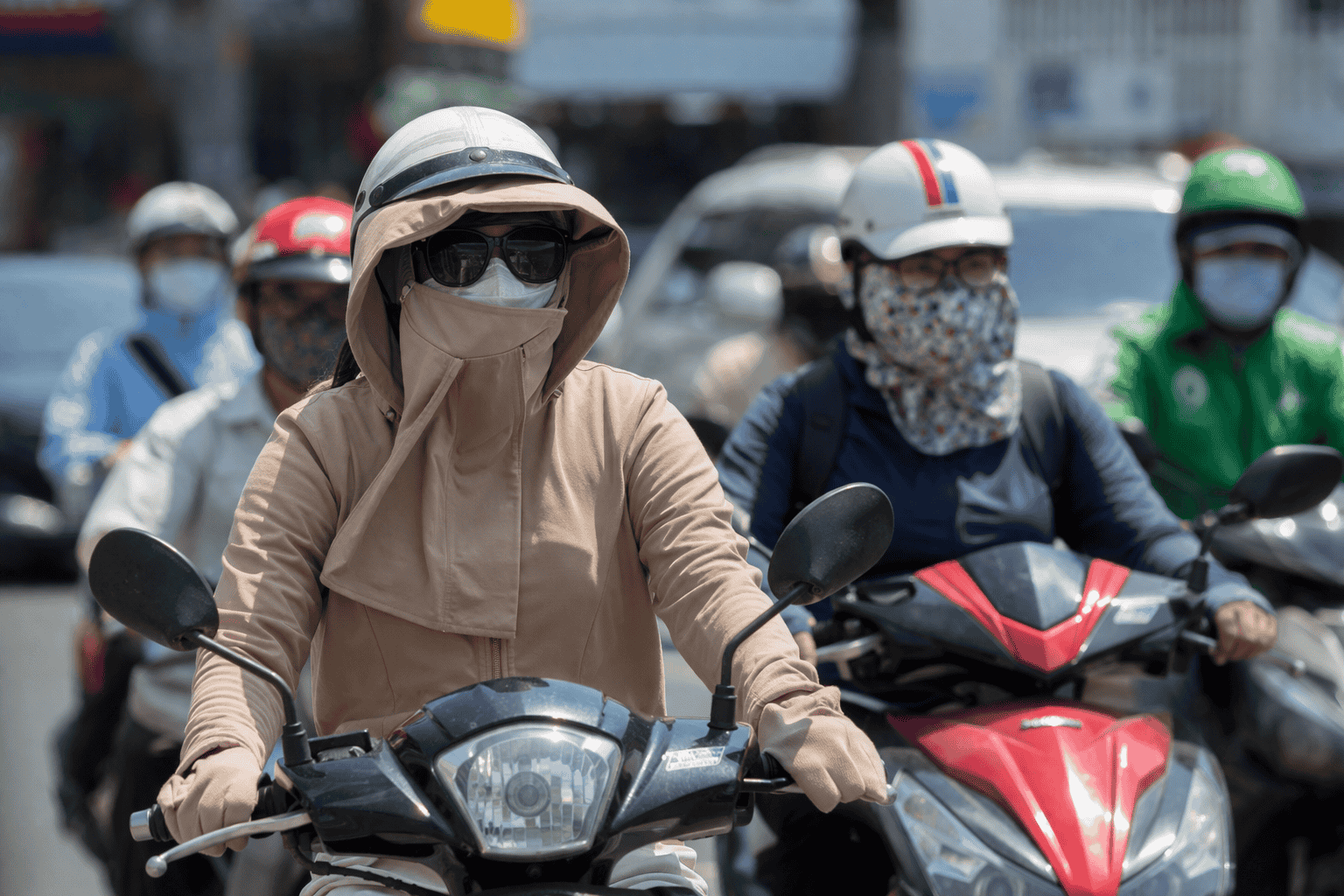 Nắng nóng gay gắt trên đường phố TP.HCM, người dân phải che chắn kín khi ra ngoài.