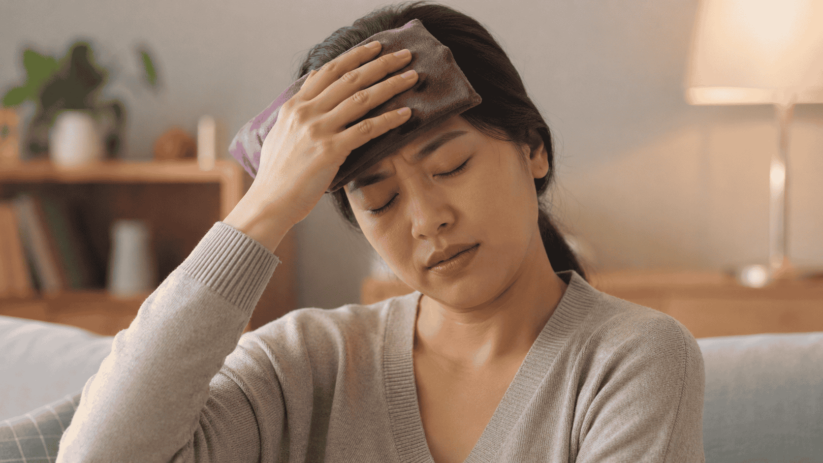 Sử dụng túi chườm nóng hỗ trợ cải thiện chứng nhức đầu do căng thẳng