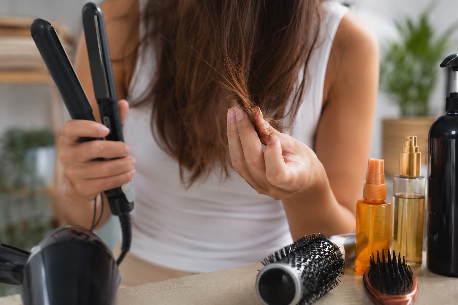 Tóc chẻ ngọn do nhiệt, hóa chất, ma sát và thiếu chăm sóc phần đuôi tóc