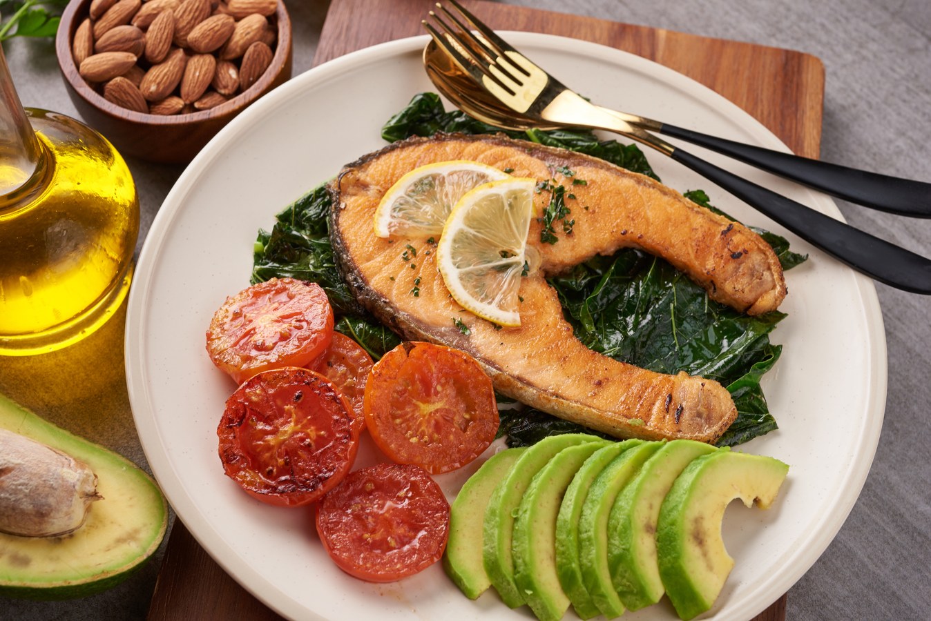 Cá béo giàu omega-3 là nhóm thực phẩm có bằng chứng kháng viêm rõ nhất cho người có vấn đề về khớp