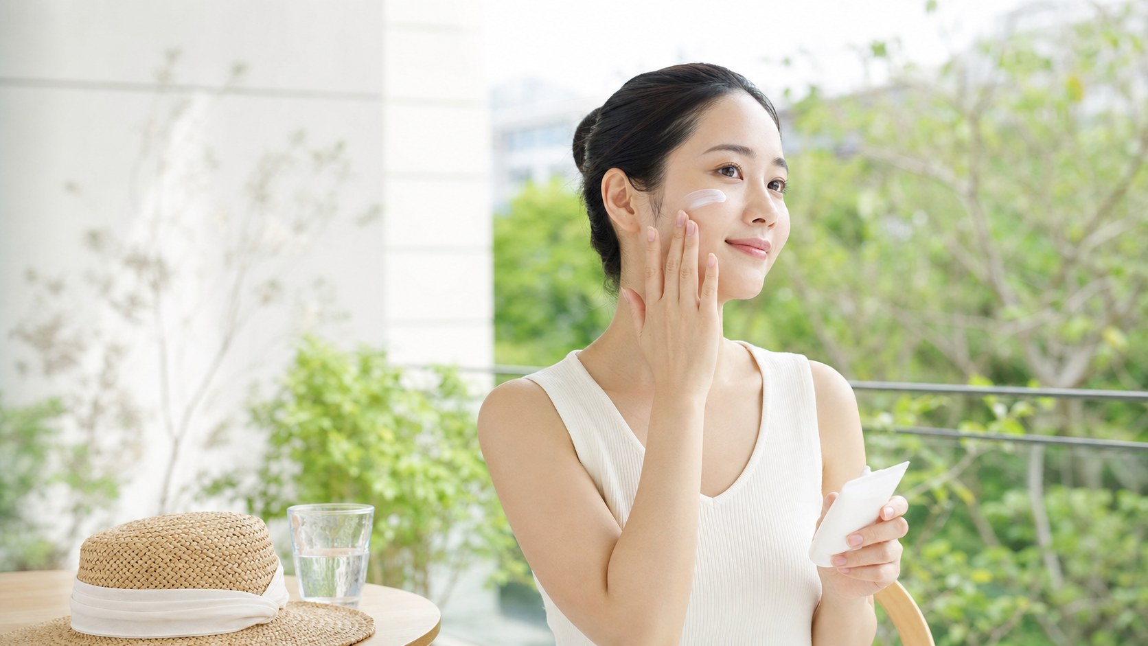 Chống nắng đều đặn là nền tảng để duy trì làn da căng bóng và đều màu.