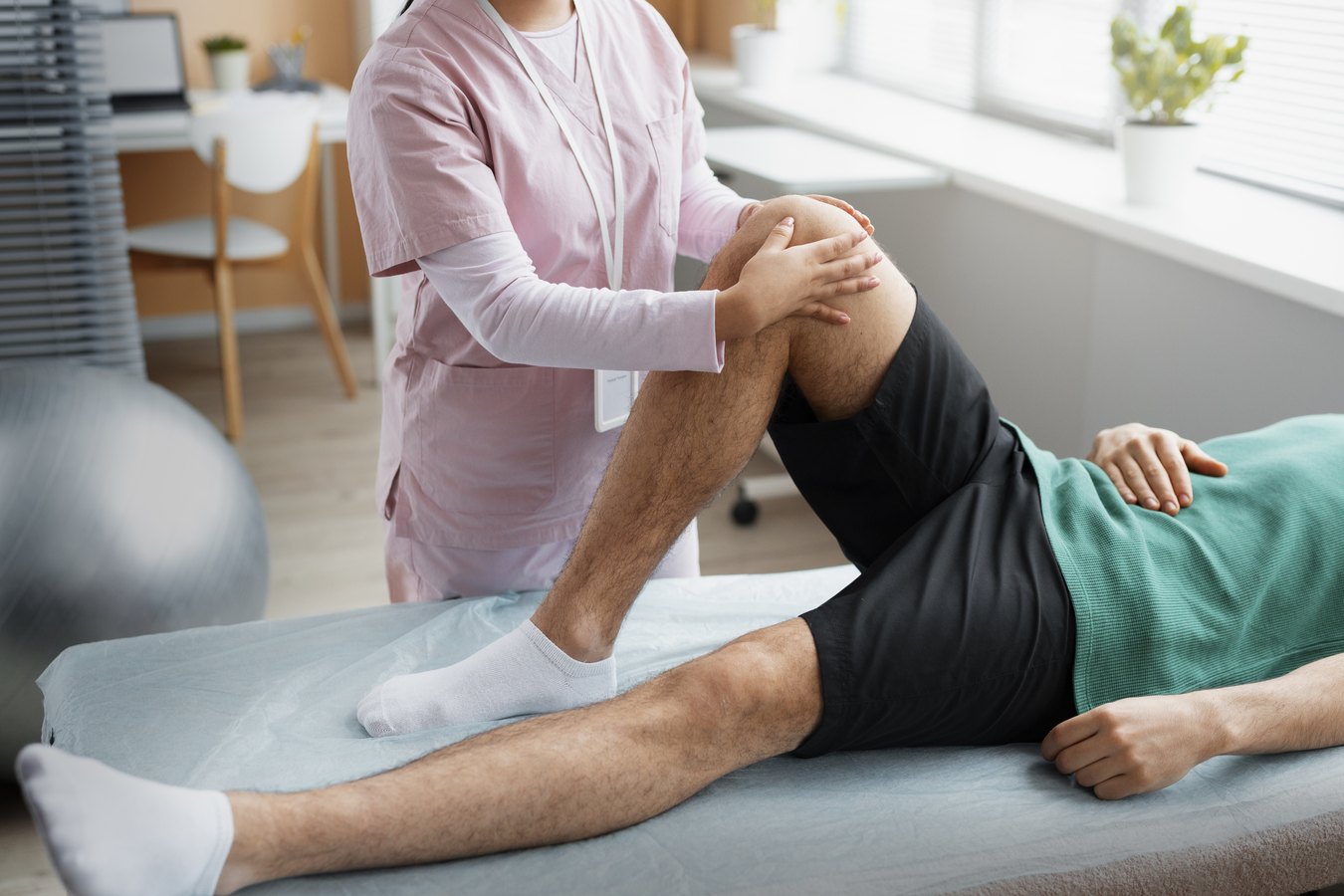 Bác sĩ kiểm tra đầu gối của người bị đau và sưng kéo dài