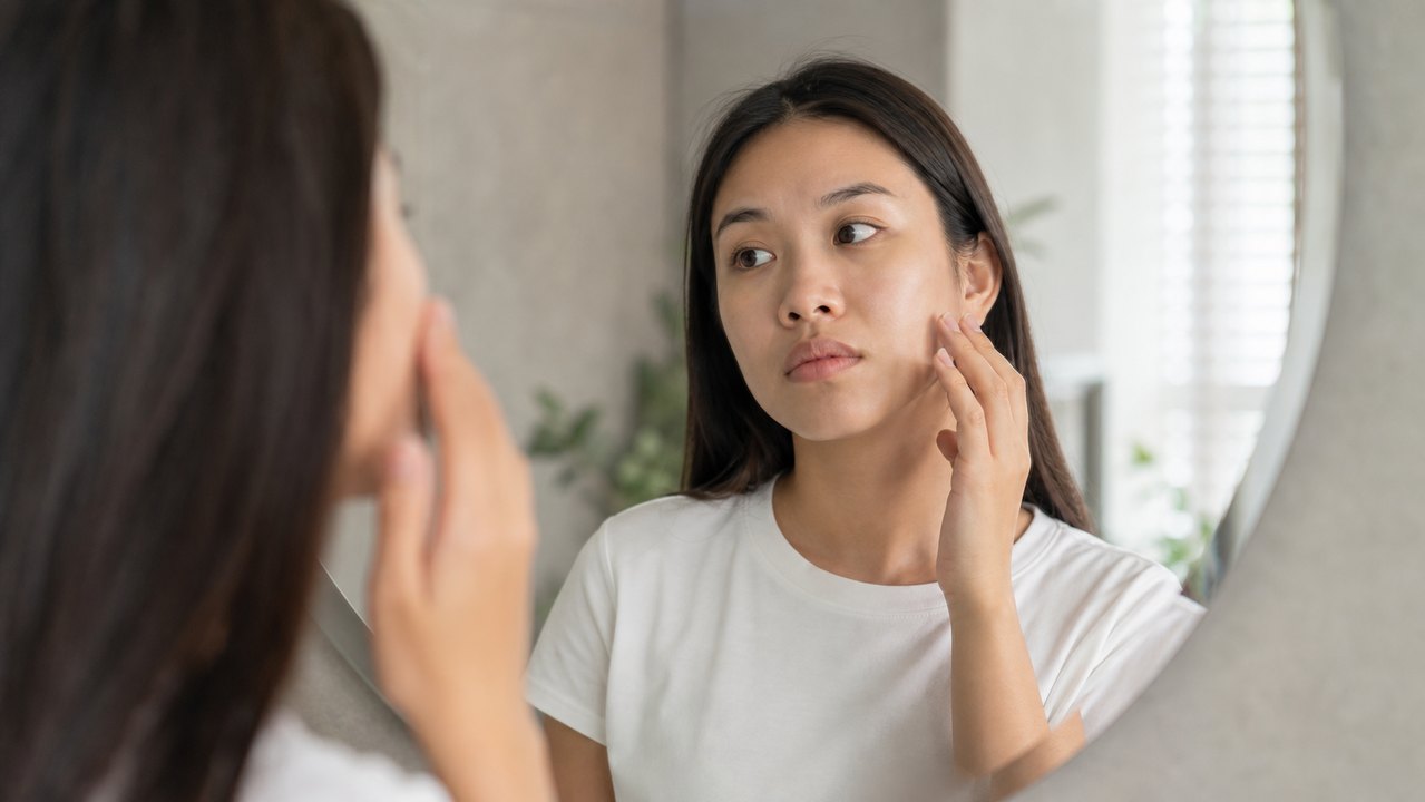 Chạm tay lên mặt thường xuyên có thể làm tăng ma sát, dầu thừa và nguy cơ kích ứng da.
