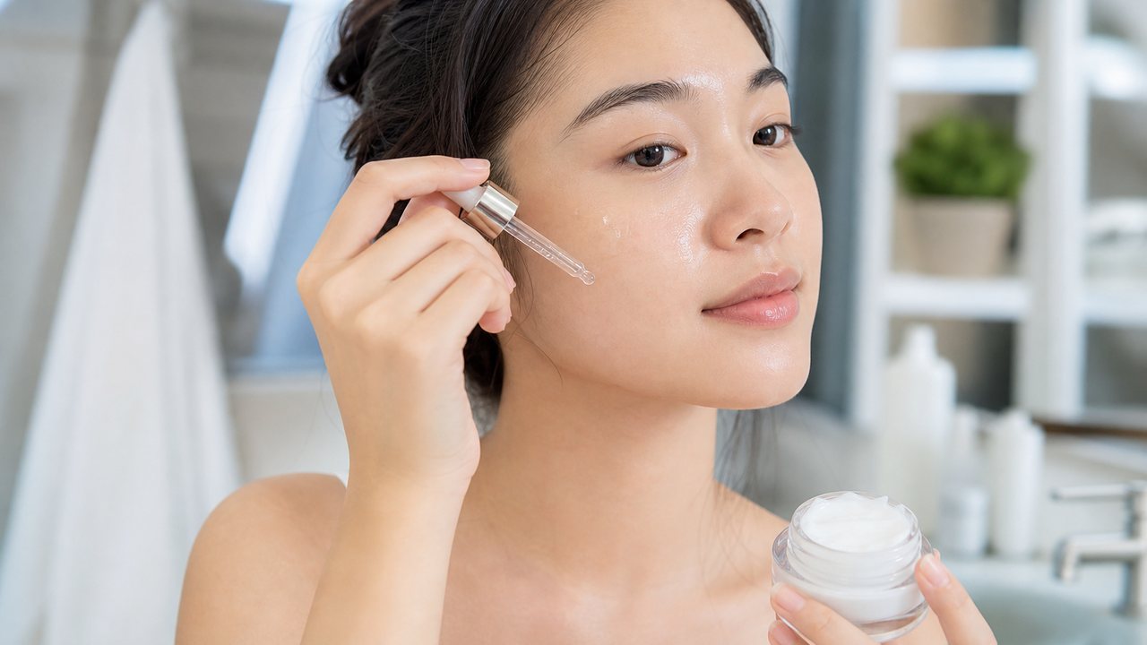 Serum HA nên được dùng trên nền da hơi ẩm và khóa lại bằng kem dưỡng phù hợp.
