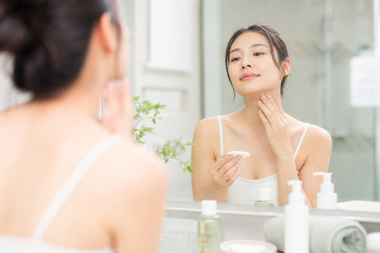 Tẩy tế bào chết 1-2 lần mỗi tuần giúp lỗ chân lông vùng cổ thông thoáng và hạn chế mụn.