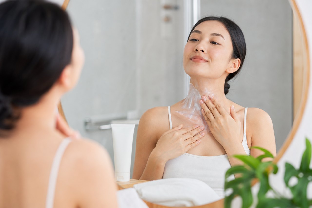 Chú ý bôi kem chống nắng lên cả vùng cổ