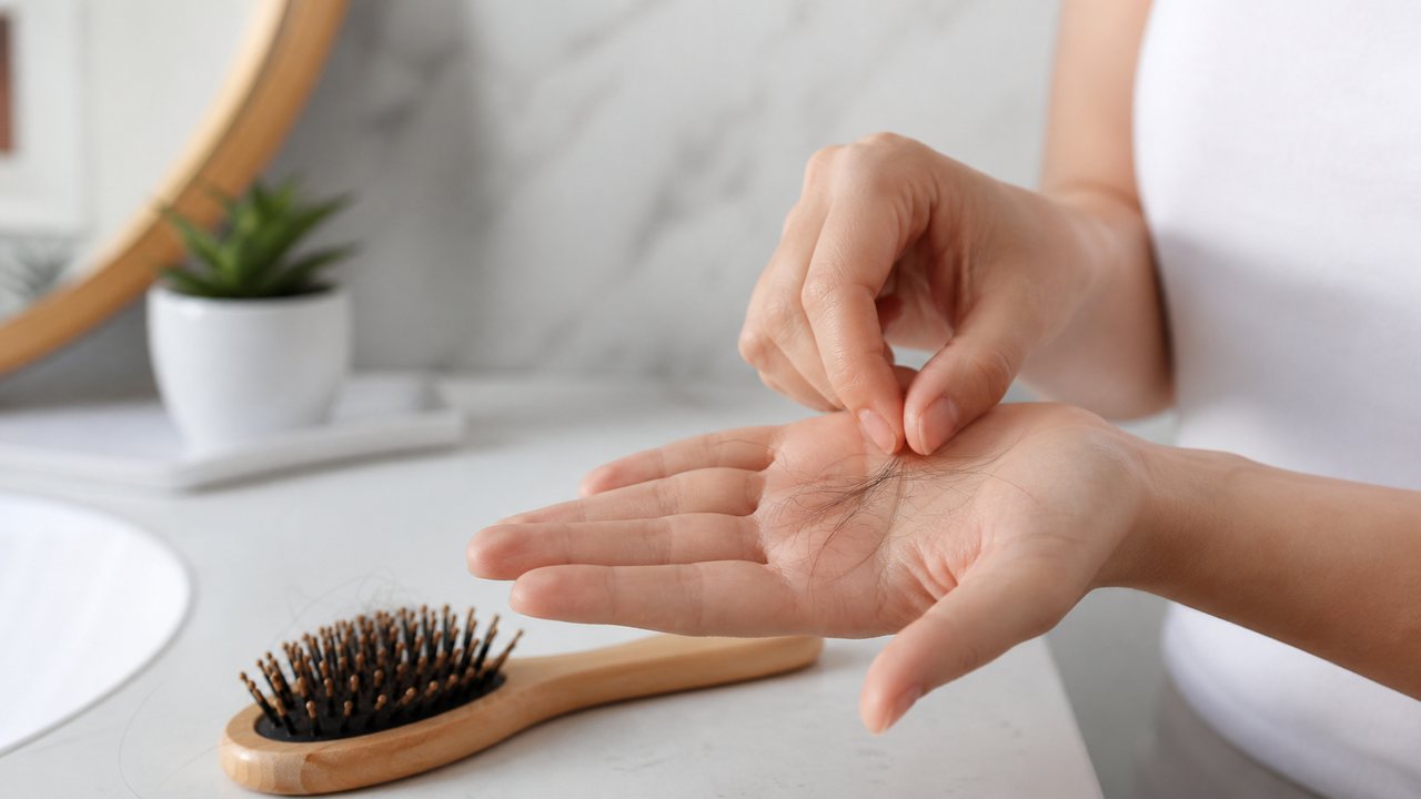 Rụng tóc cần được đánh giá theo mức độ, thời gian kéo dài và các dấu hiệu đi kèm.