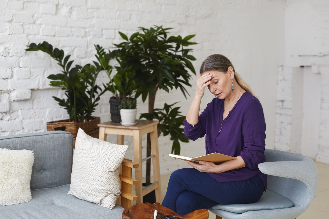Stress ảnh hưởng mạnh mẽ đến trạng thái cảm xúc và sức khỏe tâm thần, có thể góp phần làm dao động hormone.