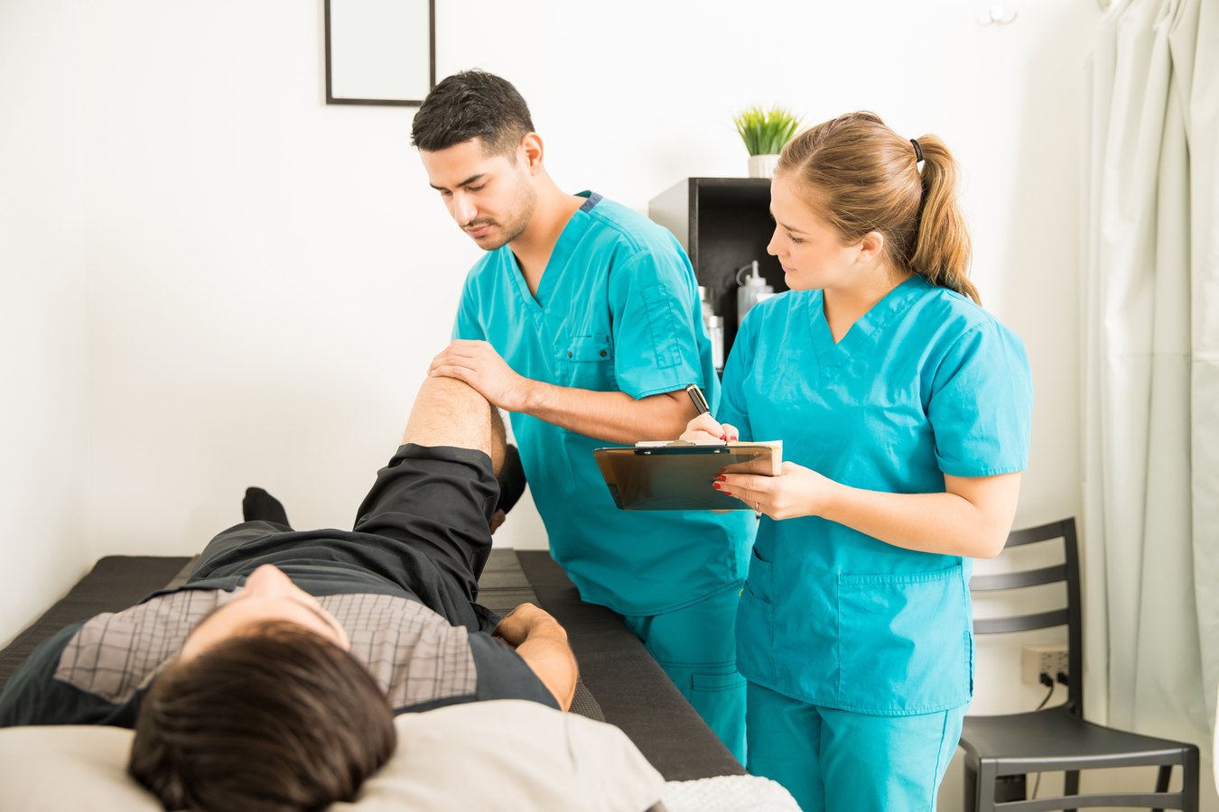Chuyên viên y tế kiểm tra chân và đầu gối bị đau kéo dài
