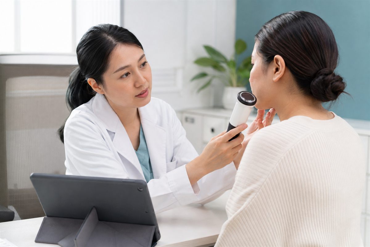 Nên đi khám nếu vùng da sạm thay đổi nhanh hoặc kèm triệu chứng toàn thân. (Ảnh minh họa được tạo bởi AI)
