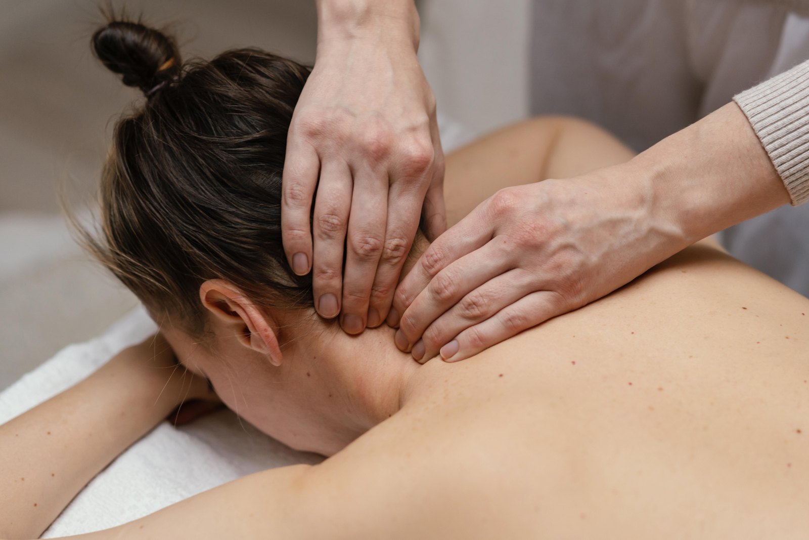 Massage và chườm ấm là cách hỗ trợ thư giãn cơ vùng vai gáy an toàn, đơn giản.