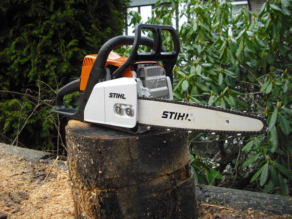 Kinh nghiệm chọn mua máy cưa xích mà bạn không nên bỏ qua