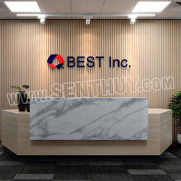 BACKDROP QUẦY LỄ TÂN GẮN LOGO MICA ĐẸP, THANH LỊCH
